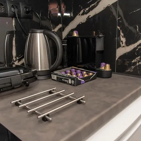 αthens Black & White Escape Apartment