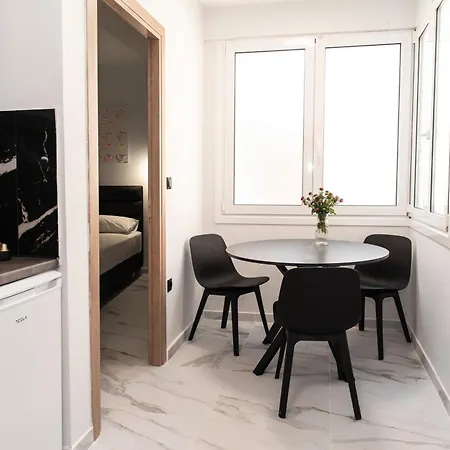 αthens Black & White Escape Daire Atina