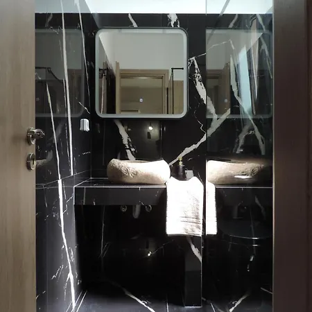 αthens Black & White Escape Daire Atina